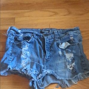 Large mid-rise booty shorts!